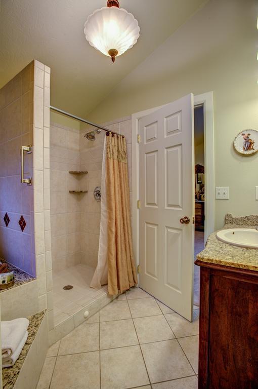 Deluxe Luxury Suite
